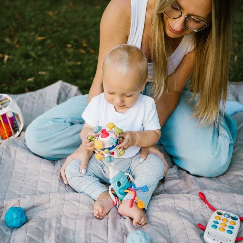Gryzak dla niemowląt sensoryczy BabyOno Star Ball na ząbkowanie z dźwiękiem