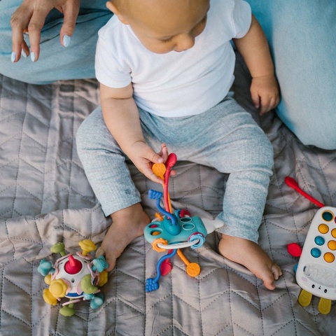 Gryzak dla niemowląt sensoryczy BabyOno Star Ball na ząbkowanie z dźwiękiem