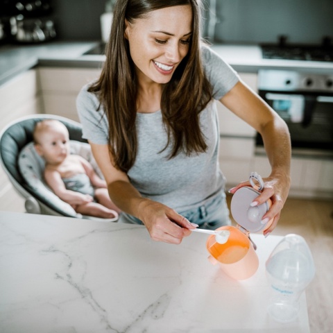 Pojemnik na mleko modyfikowane w proszku Babyono z uchwytem i łyżeczką