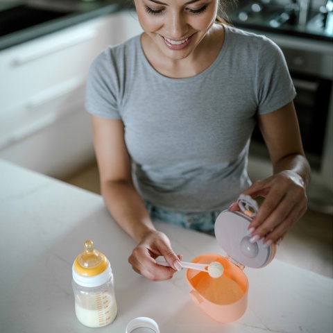 Pojemnik na mleko modyfikowane w proszku Babyono z uchwytem i łyżeczką