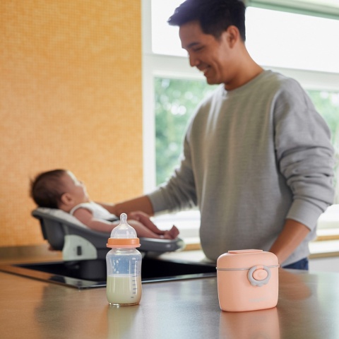 Pojemnik na mleko modyfikowane w proszku Babyono z uchwytem i łyżeczką