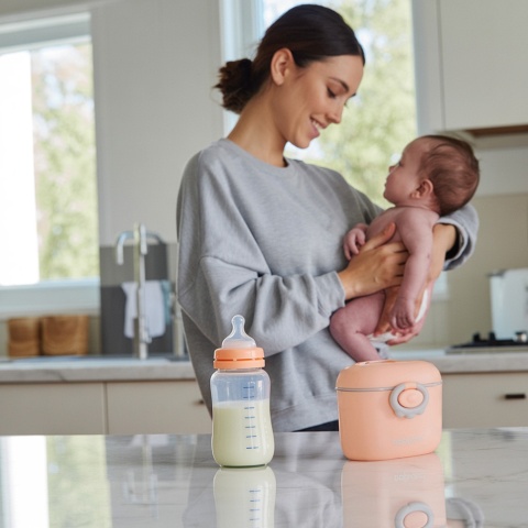 Pojemnik na mleko modyfikowane w proszku Babyono z uchwytem i łyżeczką