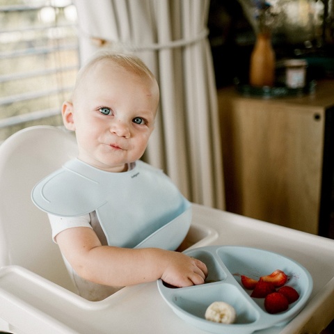 Śliniak silikonowy Babyono z kieszenią regulacją i ramionkami niebieski 6+