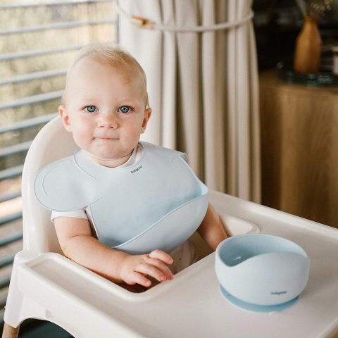 Śliniak silikonowy Babyono z kieszenią regulacją i ramionkami niebieski 6+