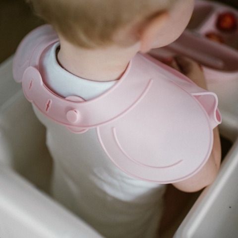 Śliniak silikonowy Babyono z kieszenią regulacją i ramionkami różowy 6+