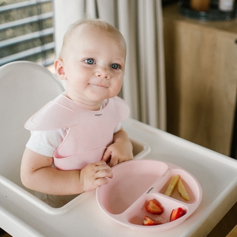 Śliniak silikonowy Babyono z kieszenią regulacją i ramionkami różowy 6+