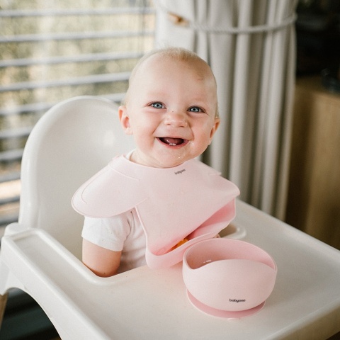 Śliniak silikonowy Babyono z kieszenią regulacją i ramionkami różowy 6+