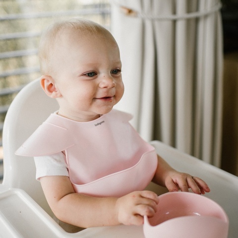 Śliniak silikonowy Babyono z kieszenią regulacją i ramionkami różowy 6+