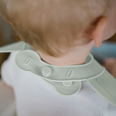 Śliniak silikonowy Babyono z kieszenią regulacją i ramionkami zielony 6+