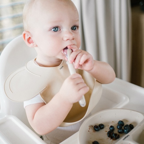 Śliniak silikonowy Babyono z kieszenią regulacją i ramionkami beżowy 6+