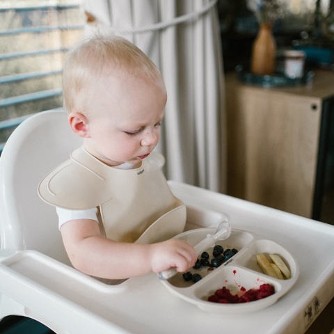 Śliniak silikonowy Babyono z kieszenią regulacją i ramionkami beżowy 6+