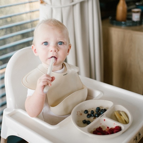 Śliniak silikonowy Babyono z kieszenią regulacją i ramionkami beżowy 6+