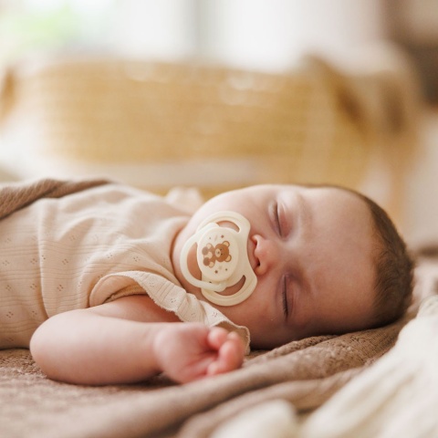 Smoczek uspokajający symetryczny BabyOno silikon świeci 0m+ 2pak beż brąz