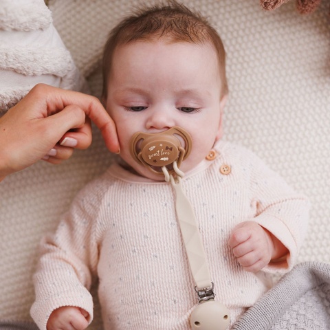 Smoczek uspokajający symetryczny BabyOno silikon świeci 0m+ 2pak beż brąz