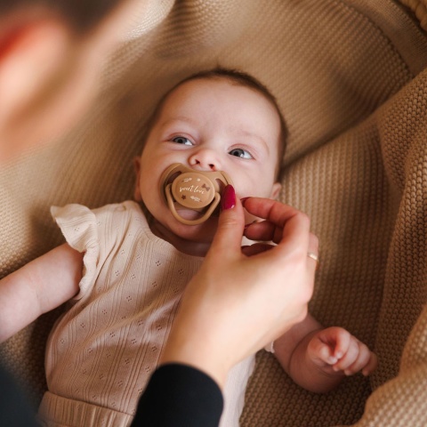 Smoczek uspokajający symetryczny BabyOno silikon świeci 0m+ 2pak beż brąz