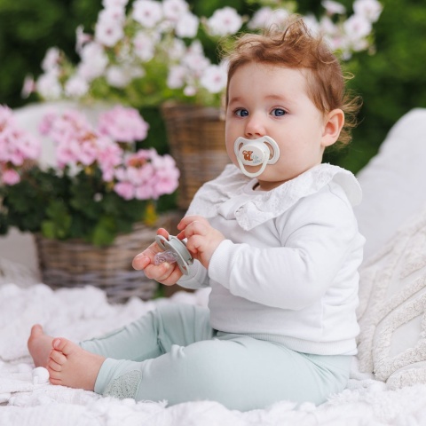 Smoczek uspokajający symetryczny BabyOno silikon świeci 6m+ 2pak sage ecru