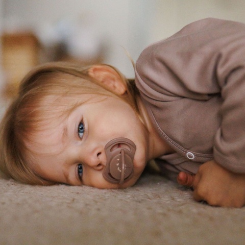 Smoczek uspokajający symetryczny BabyOno silikon świeci 18m+ 2pak brąz beż