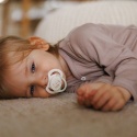 Smoczek uspokajający symetryczny BabyOno silikon świeci 18m+ 2pak brąz beż