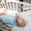 Zawieszka do wózka łóżeczka pluszak miś z dzwoneczkiem Babyono Koala Coco