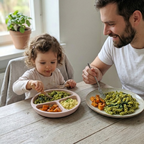 Talerzyk z przyssawką silikonowy 3 komorowy dla dzieci Bocioland blady róż