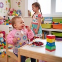 Śliniak z rękawami fartuszek ceratkowy wiązany 6+ różowy śpiewający ptaszek